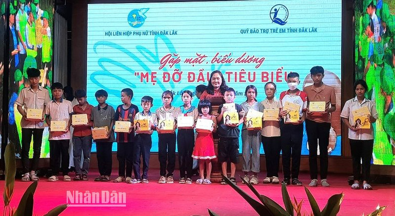 Chủ tịch Hội Liên hiệp Phụ nữ tỉnh Đắk Lắk Tô Thị Tâm tặng quà cho các cháu mồ côi.