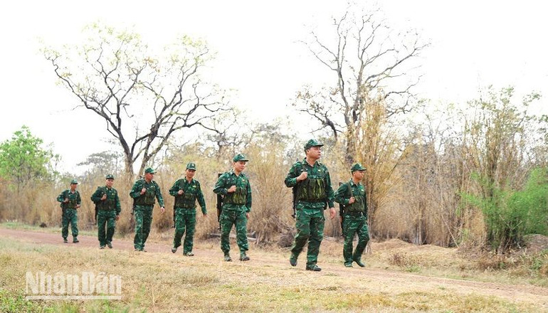 Hân hoan chào mừng kỷ niệm 78 năm Quốc khánh 2/9, các cán bộ, chiến sĩ Bộ đội Biên phòng tỉnh Đắk Lắk ngày đêm tăng cường công tác tuần tra, bảo vệ vững chắc chủ quyền biên giới quốc gia.