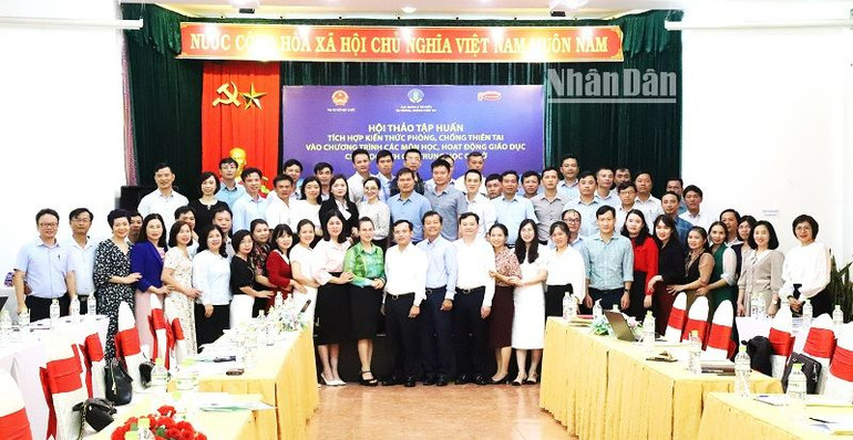 Ban tổ chức hội thảo và các học viên chụp hình lưu niệm.