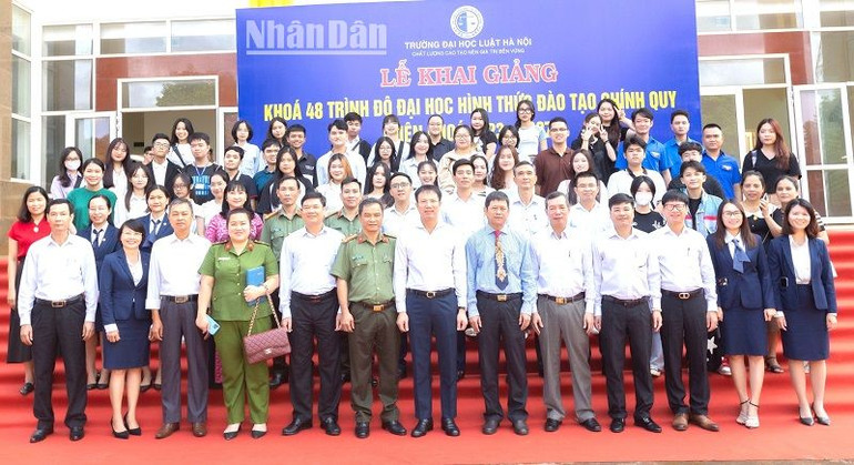 Các đại biểu chụp hình lưu niệm với lãnh đạo và viên chức Phân hiệu Đại học Luật Hà Nội tỉnh Đắk Lắk. Các đại biểu chụp hình lưu niệm với lãnh đạo và viên chức Phân hiệu Đại học Luật Hà Nội tỉnh Đắk Lắk.