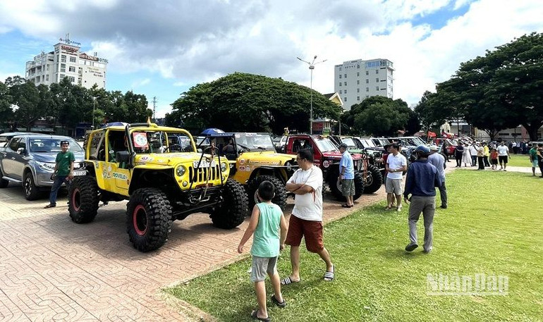 Dàn xe đua địa hình “hầm hố” lần đầu xuất hiện tại Đắk Lắk thu hút nhiều người hâm mộ đến xem. Dàn xe đua địa hình “hầm hố” lần đầu xuất hiện tại Đắk Lắk thu hút nhiều người hâm mộ đến xem.