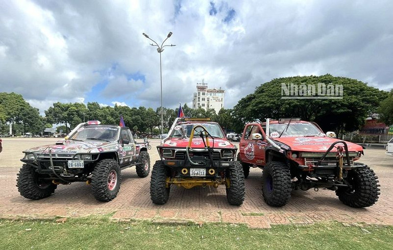 Xe của đội đua Campuchia đã đến Đắk Lắk sẵn sàng tham gia cuộc đua. Xe của đội đua Campuchia đã đến Đắk Lắk sẵn sàng tham gia cuộc đua.