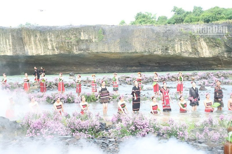 Sắc màu thổ cẩm các dân tộc ở Đắk Lắk được trình diễn tại chương trình.