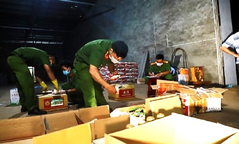 Công an tỉnh Đắk Lắk phát hiện, bắt giữ, khởi tố 1 vụ buôn lậu 200 sản phẩm thuốc bảo vệ thực vật chứa thành phần không được phép sản xuất, lưu hành tại Việt Nam từ Campuchia về Đắk Lắk để tiêu thụ.