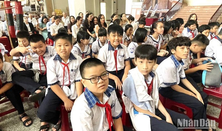 Các cháu học sinh trên địa bàn thành phố Buôn Ma Thuột dự lễ khai mạc trưng bày chuyên đề Di sản văn hóa phi vật thể của nhân loại “Tín ngưỡng thờ cúng Hùng Vương và Hát Xoan Phú Thọ”.