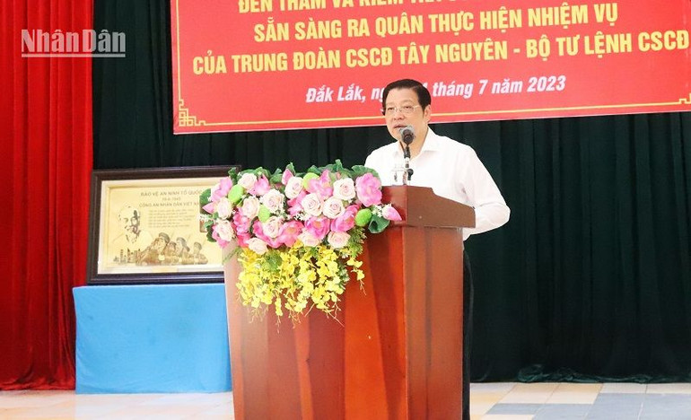 Trưởng Ban Nội chính Trung ương Phan Đình Trạc phát biểu với cán bộ, chiến sĩ Trung đoàn Cảnh sát cơ động Tây Nguyên.