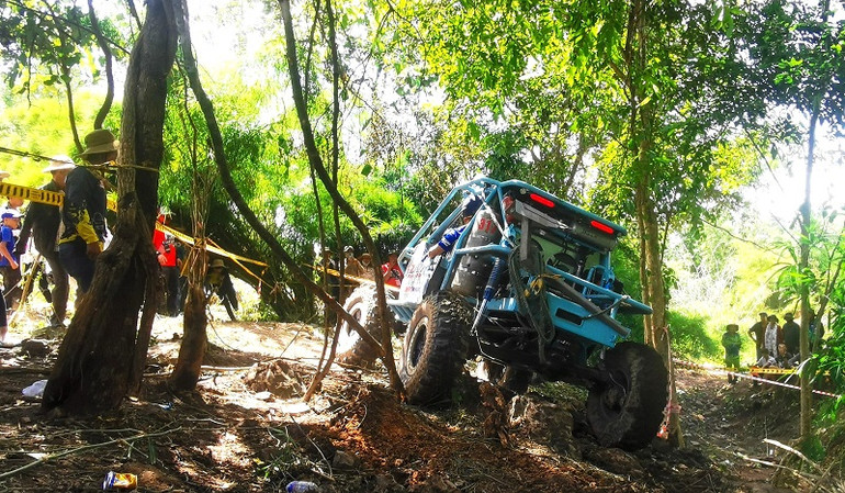 Đường đua không chỉ có nhiều góc cua và hồ, suối, đồi dốc, đá và còn nhiều cây rừng nguy hiểm.