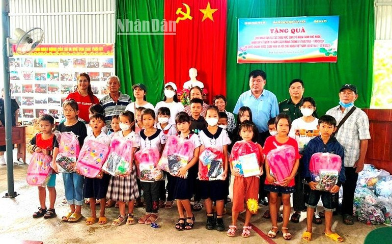 Đại diện các đơn vị trao tặng quà cho các em học sinh khó khăn người dân tộc thiểu số trên địa bàn xã Ia Rvê.