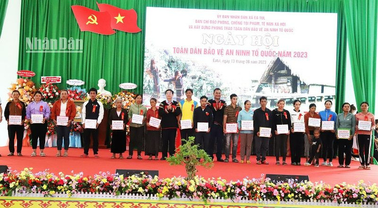 Bí thư Tỉnh ủy Đắk Lắk Nguyễn Đình Trung tặng quà cho các gia đình trên địa bàn xã Ea Tul.