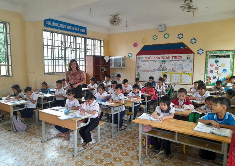 Trong giờ học tập của cô và trò lớp 2A Trường Tiểu học Nguyễn Thị Minh Khai, xã Ea Huar, huyện biên giới Buôn Đôn, tỉnh Đắk Lắk.