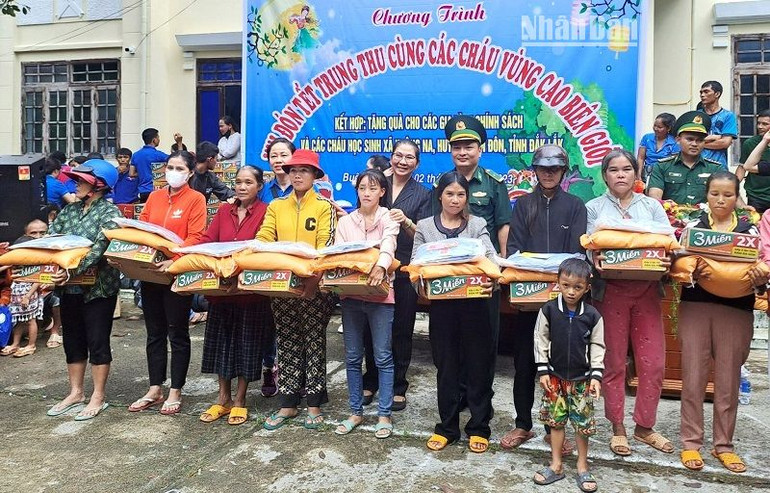 Đại diện Đồn Biên phòng Yok Đôn và các đơn vị trao tặng quà cho các gia đình có hoàn cảnh khó khăn tại xã Krông Na, huyện Buôn Đôn.