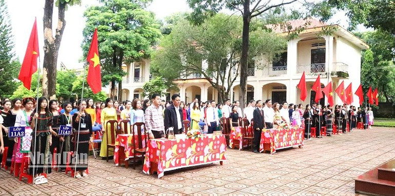 Các đại biểu và các thầy, cô giáo cùng các em học sinh nhà trường trong lễ khai giảng năm học mới 2023-2024. Các đại biểu và các thầy, cô giáo cùng các em học sinh nhà trường trong lễ khai giảng năm học mới 2023-2024.