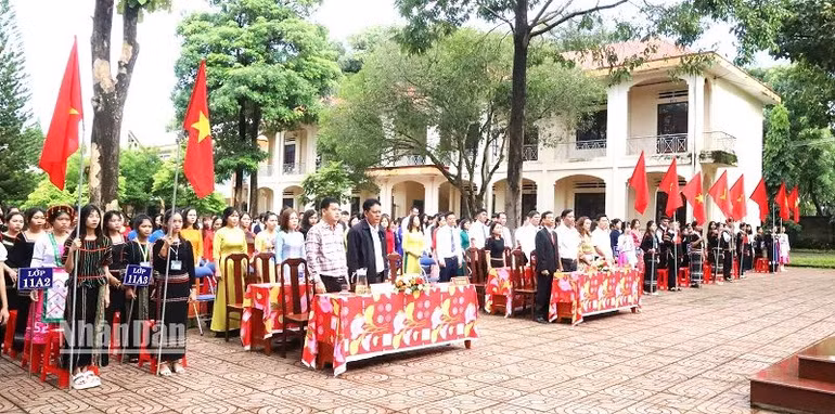 Các đại biểu và các thầy, cô giáo cùng các em học sinh nhà trường trong lễ khai giảng năm học mới 2023-2024.