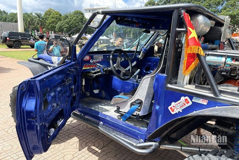 Bên trong một xe đua, phần lớn được độ chế lại để phù hợp với việc đua xe địa hình. Bên trong một xe đua, phần lớn được độ chế lại để phù hợp với việc đua xe địa hình.