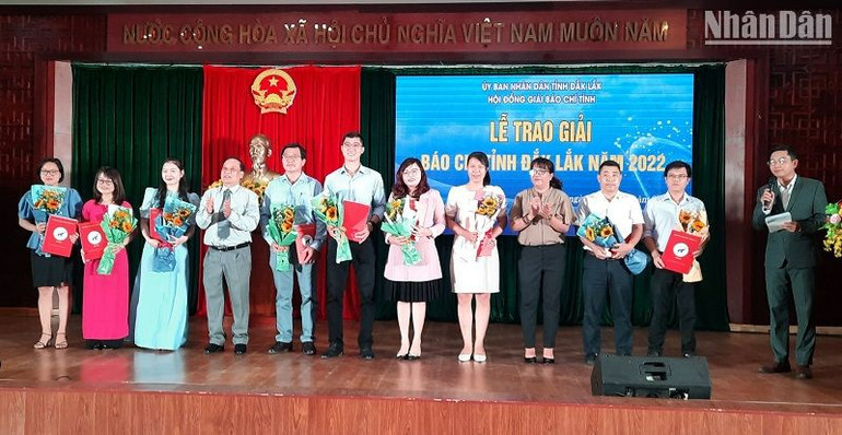 Hội đồng Giải báo chí tỉnh Đắk Lắk trao giải cho các tác giả có tác phẩm báo chí xuất sắc năm 2022.