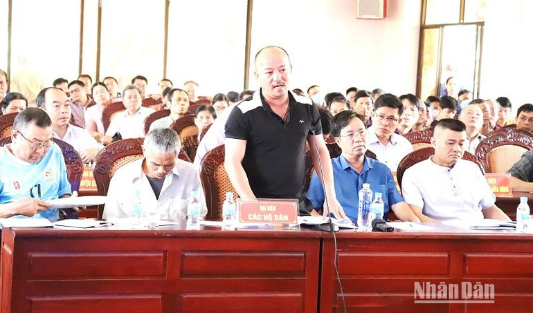 Đại diện các hộ nhận khoán kiến nghị tại buổi đối thoại.