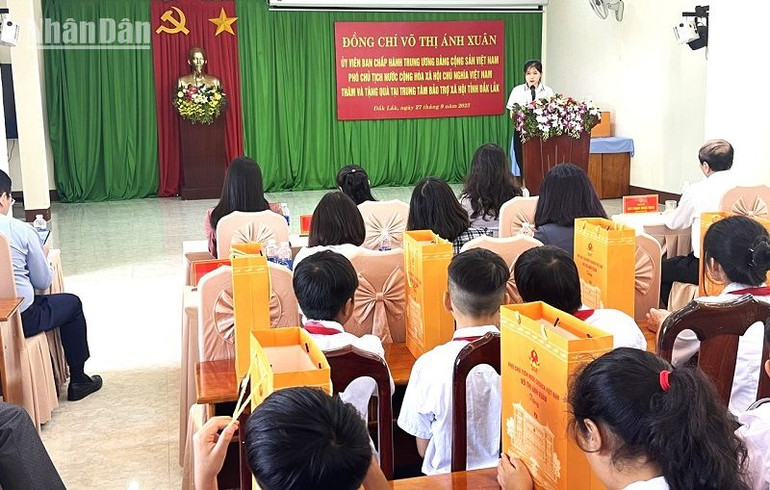 Em Nguyễn Thị Thu Huyền được nuôi dạy tại Trung tâm Bảo trợ xã hội tỉnh Đắk Lắk hiện đang học sinh lớp 12, Trường Trung học Phổ thông Chu Văn An, thành phố Buôn Ma Thuột phát biểu cảm ơn Phó Chủ tịch nước Võ Thị Ánh Xuân đến thăm, tặng quà cho các em.