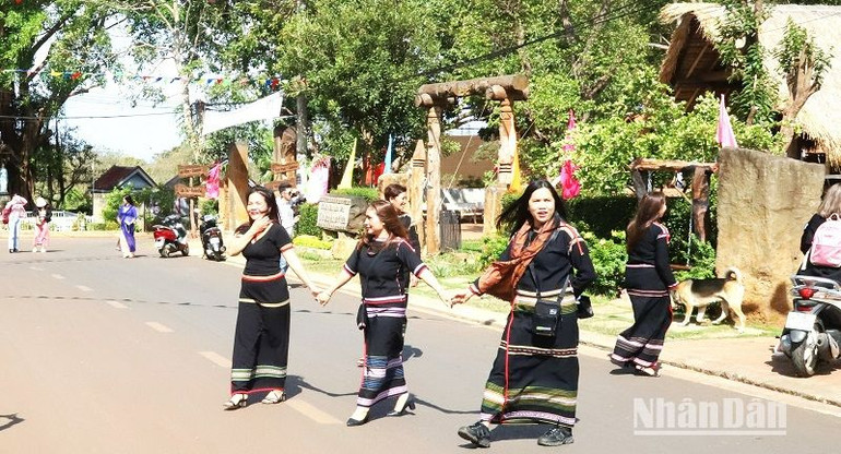 Được sự quan tâm đầu tư của Đảng, Nhà nước, cuộc sống của đồng bào các dân tộc thiểu số ở Đắk Lắk đã có nhiều thay đổi lớn nên bà con vui mừng, hân hoan chào mừng Ngày Tết Độc lập 2/9 năm nay.