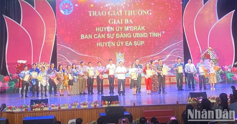 Trao giải Ba cho các đội: Ban Cán sự Đảng Ủy ban nhân dân tỉnh, Huyện ủy M’Đrắk và Huyện ủy Ea Súp.