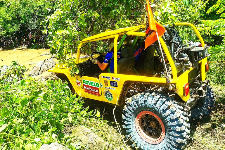 Một đoạn đường đua vượt suối và đá hết sức nguy hiểm nhưng các tay đua vẫn tự tin vượt qua.