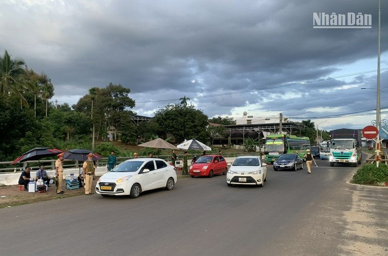 Ngay sau khi xảy ra vụ việc, tất cả các xe ra khỏi địa bàn huyện Cư Kuin được các ngành chức năng kiểm tra để truy bắt các đối tượng gây ra vụ việc.