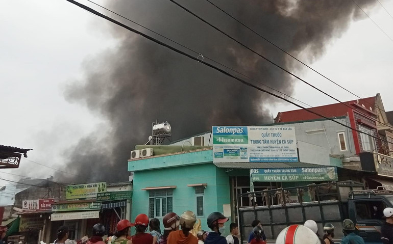 Vụ cháy lớn gây cột khói đen ngòm cao hàng chục mét