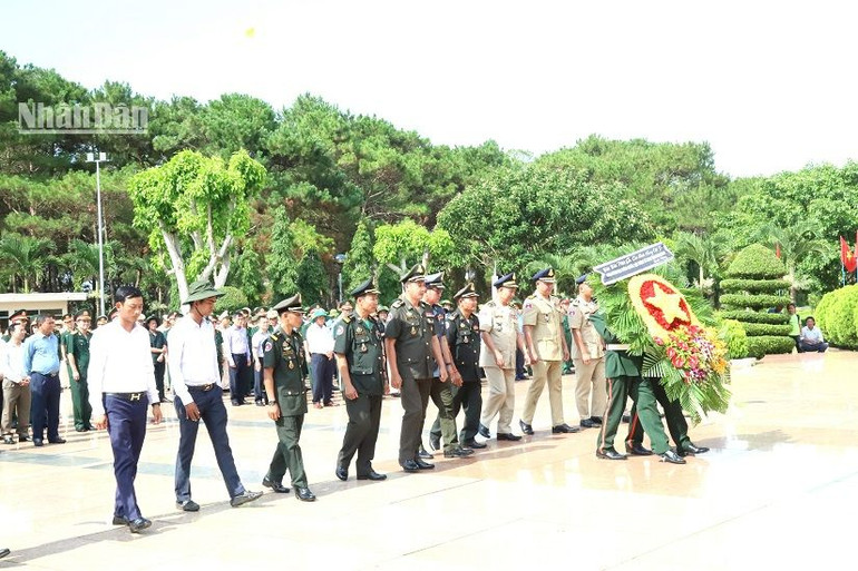 Đoàn đại biểu chính quyền và lực lượng vũ trang tỉnh Mondulkiri-Vương quốc Campuchia dâng hoa tưởng niệm các Anh hùng liệt sĩ quân tình nguyện và chuyên gia của Việt Nam hy sinh trên địa bàn tỉnh Mondulkiri-Vương quốc Campuchia. Đoàn đại biểu chính quyền và lực lượng vũ trang tỉnh Mondulkiri-Vương quốc Campuchia dâng hoa tưởng niệm các Anh hùng liệt sĩ quân tình nguyện và chuyên gia của Việt Nam hy sinh trên địa bàn tỉnh Mondulkiri-Vương quốc Campuchia.