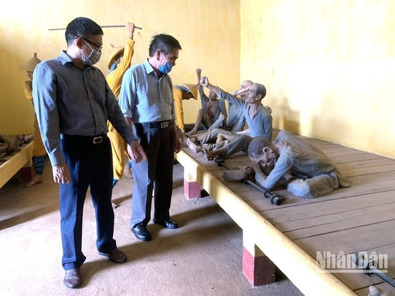 Các cựu tù Nhà đày Buôn Ma Thuột thăm lại nơi mình từng bị giam giữ.