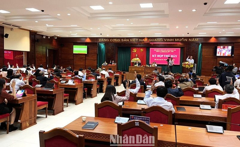 Các đại biểu biểu quyết thông qua các nghị quyết của kỳ họp.