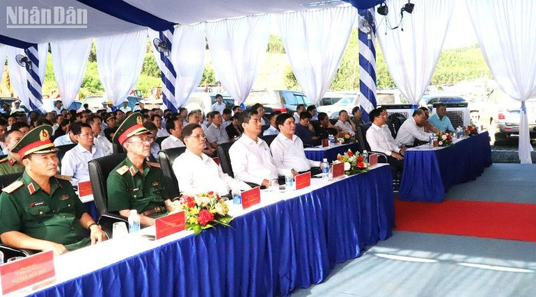 Các đại biểu dự lễ khởi công Dự án đầu tư xây dựng đường bộ cao tốc Khánh Hòa-Buôn Ma Thuột.