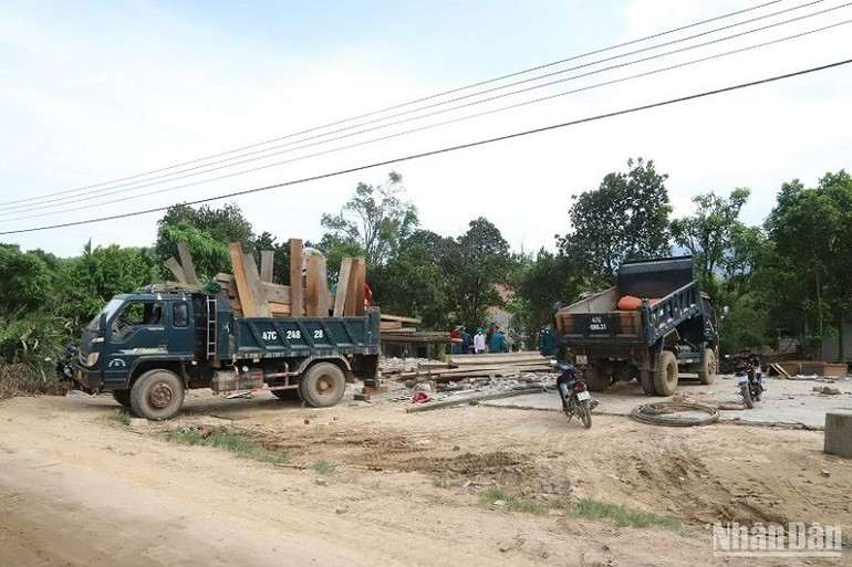 Huyện M’Đrắk hỗ trợ phương tiện xe cơ giới vận chuyển gỗ sau khi tháo dỡ nhà cửa của người dân lên khu tái định cư. Huyện M’Đrắk hỗ trợ phương tiện xe cơ giới vận chuyển gỗ sau khi tháo dỡ nhà cửa của người dân lên khu tái định cư.