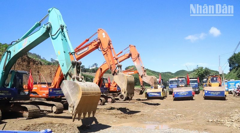 Các nhà thầu thi công Dự án cao tốc Khánh Hòa-Buôn Ma Thuột tập kết máy móc thi công công trình.