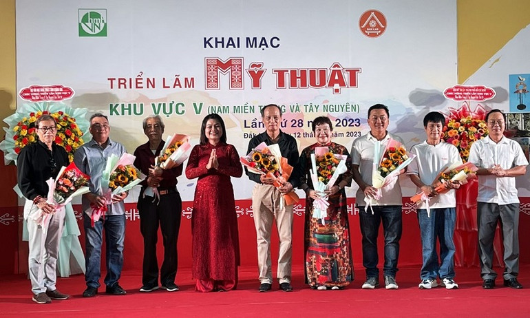 Lãnh đạo tỉnh Đắk Lắk tặng hoa chúc mừng Hội đồng nghệ thuật triển lãm.