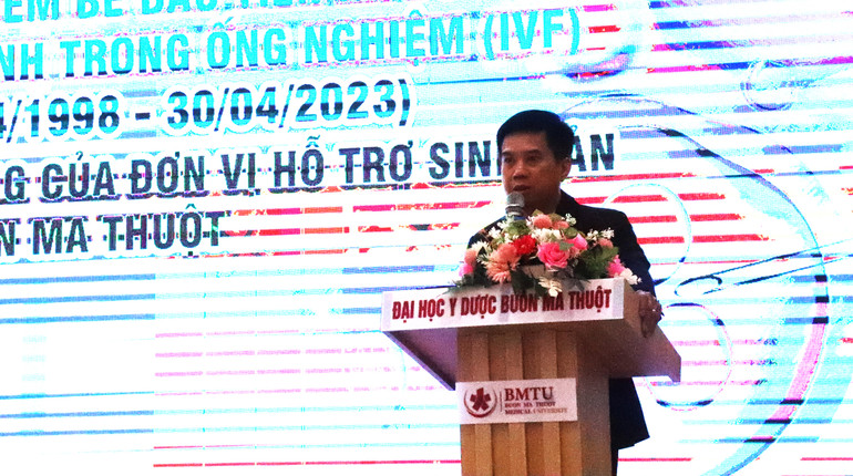 Bác sĩ chuyên khoa II Võ Minh Thành, Giám đốc Bệnh viện Đại học Y dược Buôn Ma Thuột phát biểu tại buổi lễ.