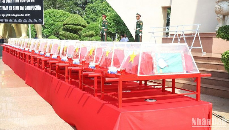 Hài cốt liệt sĩ quân tình nguyện và chuyên gia của Việt Nam hy sinh trên địa bàn tỉnh Mondulkiri-Vương quốc Campuchia được quy tập trong mùa khô 2022-2023. Hài cốt liệt sĩ quân tình nguyện và chuyên gia của Việt Nam hy sinh trên địa bàn tỉnh Mondulkiri-Vương quốc Campuchia được quy tập trong mùa khô 2022-2023.