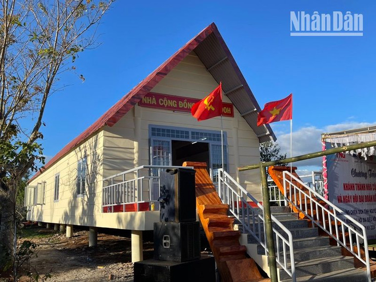 Nhà cộng đồng do báo Tiền Phong và Tập đoàn TNG xây tặng buôn Kđoh trị giá 400 triệu đồng.