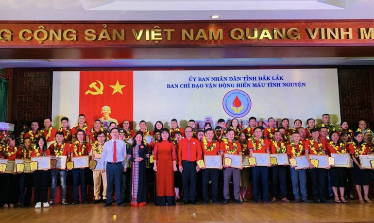Đồng chí Nguyễn Đình Trung, Bí thư Tỉnh uỷ tỉnh Đắk Lắk, đồng chí H’Yim Kđoh, Phó Chủ tịch Ủy ban nhân dân tỉnh Đắk Lắk và đồng chí Vũ Thanh Lưu, Phó Chủ tịch Trung ương Hội Chữ thập đỏ Việt Nam chụp hình lưu niệm với các cá nhân hiến máu tiêu biểu.