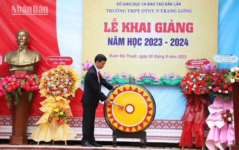 Thầy giáo Bùi Xuân Lễ, Hiệu trưởng Trường Trung học phổ thông Dân tộc nội trú N’Trang Lơng đánh trống khai giảng năm học mới 2023-2024. Thầy giáo Bùi Xuân Lễ, Hiệu trưởng Trường Trung học phổ thông Dân tộc nội trú N’Trang Lơng đánh trống khai giảng năm học mới 2023-2024.