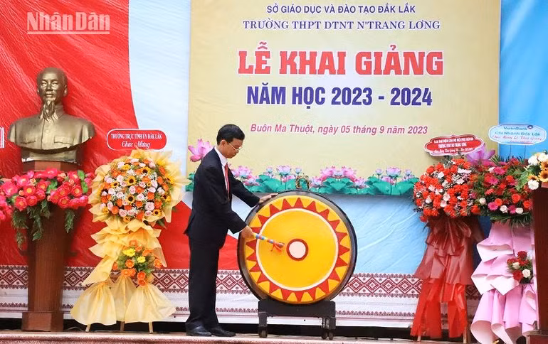 Thầy giáo Bùi Xuân Lễ, Hiệu trưởng Trường Trung học phổ thông Dân tộc nội trú N’Trang Lơng đánh trống khai giảng năm học mới 2023-2024.
