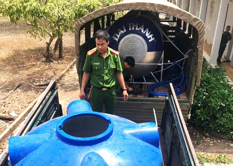 Nước được bơm vào các bồn chứa nước rồi chở đến hỗ trợ người dân sinh hoạt.