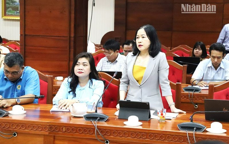 Các đại biểu đóng góp ý kiến tháo gỡ khó khăn trong công tác cải cách hành chính tại hội nghị.