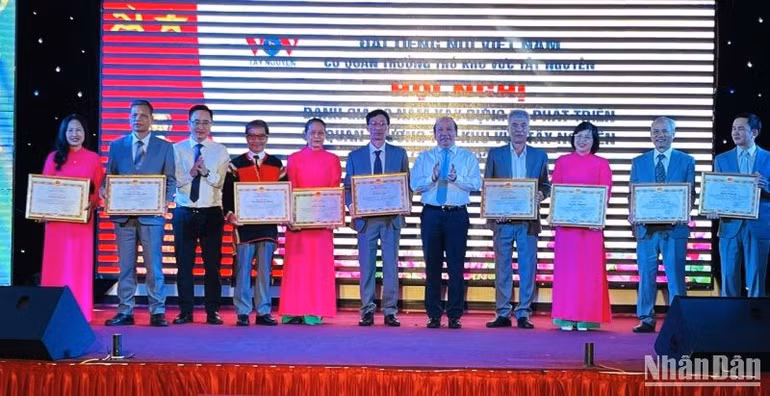 Lãnh đạo Đài tiếng nói Việt Nam tặng bằng khen cho các tập thể, cá nhân Cơ quan Đài Tiếng nói Việt Nam thường trú khu vực Tây Nguyên có nhiều thành tích xuất sắc.