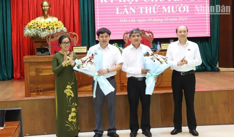 Chủ tịch Ủy ban nhân dân tỉnh Đắk Lắk Phạm Ngọc Nghị và Chủ tịch Hội đồng nhân dân tỉnh Huỳnh Thị Chiến Hòa tặng hoa chúc mừng đồng chí Nguyễn Minh Huấn và Nguyễn Đức Vinh.