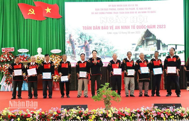 Trung tướng Lê Quốc Hùng, Thứ trưởng Bộ Công an tặng quà cho các già làng, người có uy tín trên địa bàn xã Ea Tul.