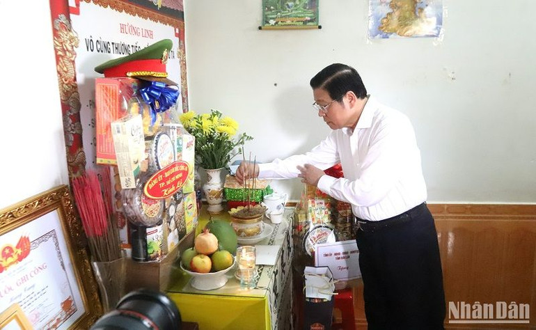 Đồng chí Phan Đình Trạc, Ủy viên Bộ Chính trị, Bí thư Trung ương Đảng, Trưởng Ban Nội chính Trung ương thắp hương tưởng nhớ liệt sĩ, Thiếu tá Hoàng Trung, cán bộ Công an xã Ea Ktur hy sinh trong vụ một nhóm đối tượng tấn công trụ sở Ủy ban nhân dân xã vào rạng sáng ngày 11/6 vừa qua.