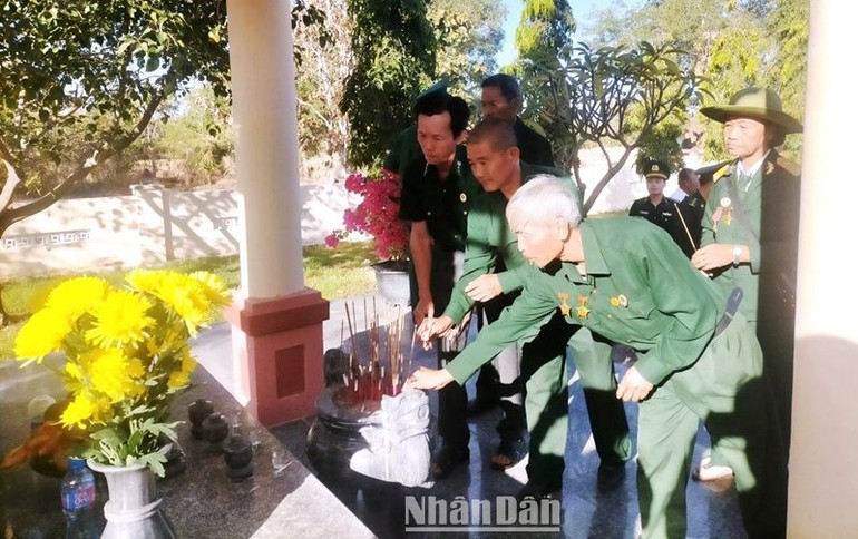 Đồn Biên phòng Ea H’Leo phối hợp với Hội Cựu chiến binh huyện ea súp tổ chức dâng hương tại nhà bia ghi danh các liệt sĩ.