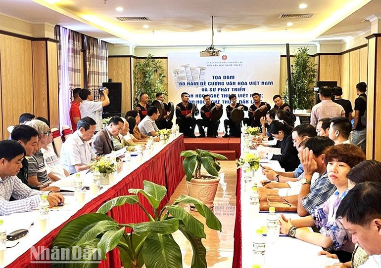 Diễn tấu cồng chiêng chào mừng buổi tọa đàm. Diễn tấu cồng chiêng chào mừng buổi tọa đàm.