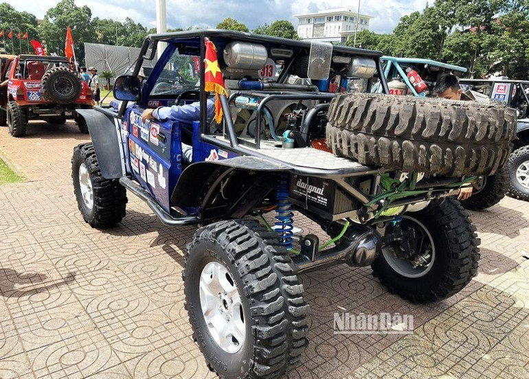 Một xe đua chuẩn bị bánh sơ cua để tham gia cuộc đua. Một xe đua chuẩn bị bánh sơ cua để tham gia cuộc đua.