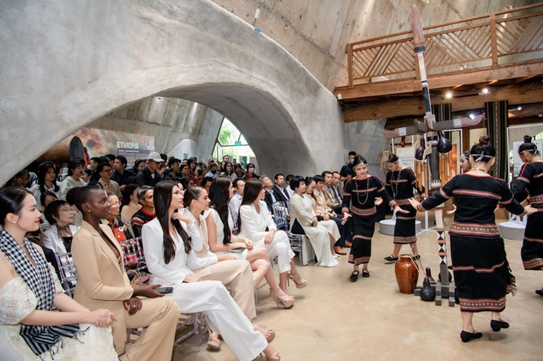 Khách tham dự lễ kỷ niệm “5 năm - 5 triệu du khách - Triệu lời tri ân đến những người yêu và đam mê cà-phê” và “G7 - Hành trình 20 năm chinh phục toàn cầu” tại Bảo tàng Thế giới Cà-phê. Khách tham dự lễ kỷ niệm “5 năm - 5 triệu du khách - Triệu lời tri ân đến những người yêu và đam mê cà-phê” và “G7 - Hành trình 20 năm chinh phục toàn cầu” tại Bảo tàng Thế giới Cà-phê.