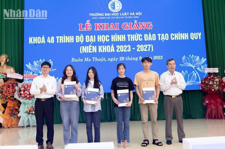 Lãnh đạo Trường Đại học Luật Hà Nội tặng quà cho các sinh viên có hoàn cảnh khó khăn. Lãnh đạo Trường Đại học Luật Hà Nội tặng quà cho các sinh viên có hoàn cảnh khó khăn.